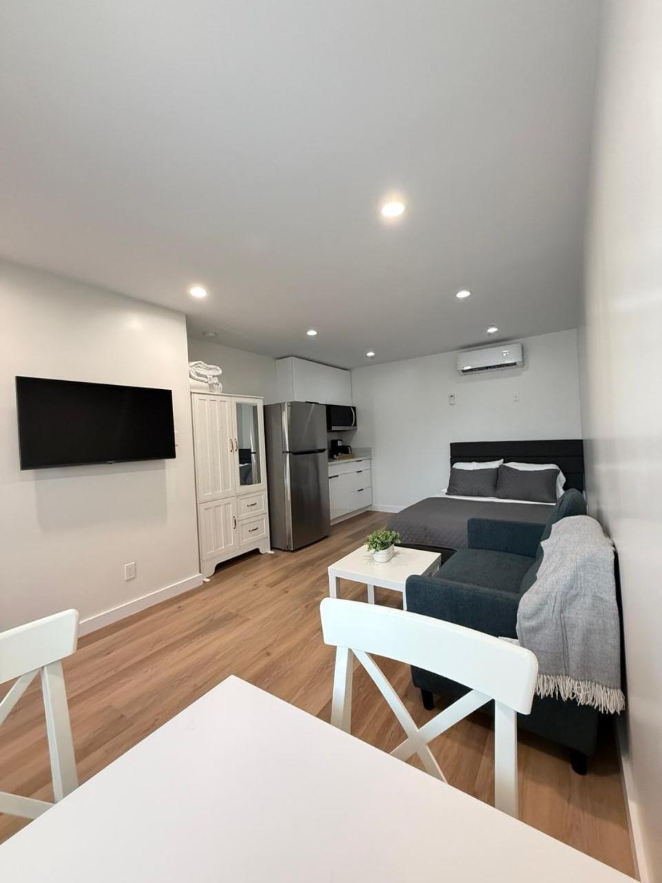 Modern Stylish &cozy Right Unit *