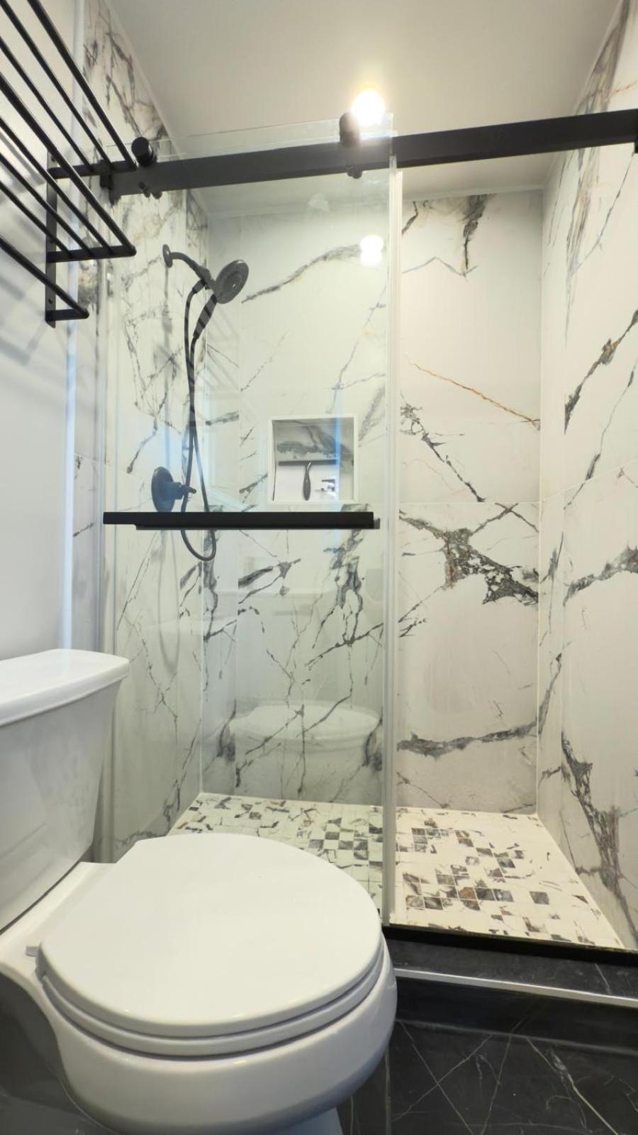 Modern Stylish &cozy Right Unit Apartment *