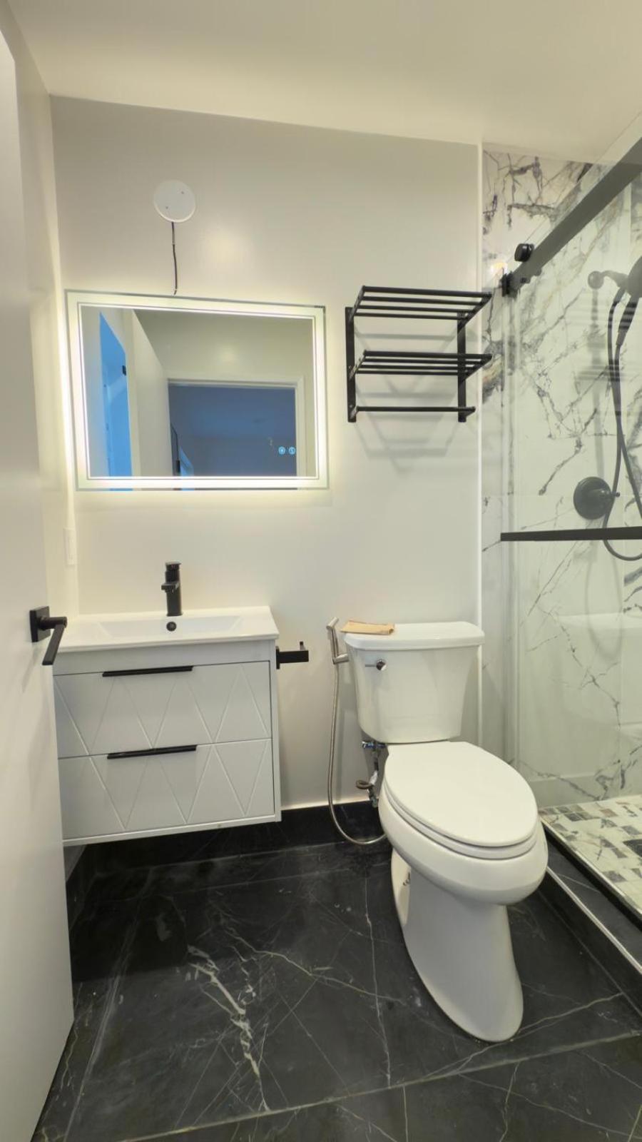 Modern Stylish &cozy Right Unit Apartment *