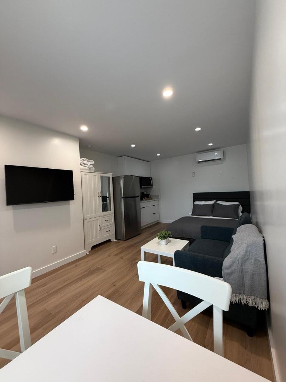 Modern Stylish &cozy Right Unit Apartment *
