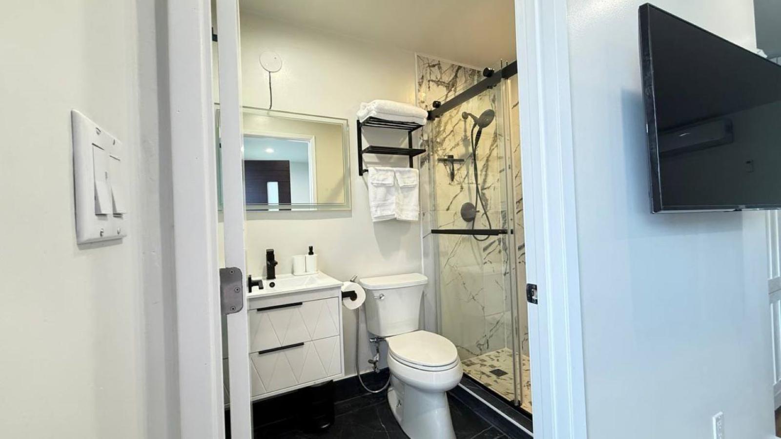 Modern Stylish &cozy Right Unit Apartment *