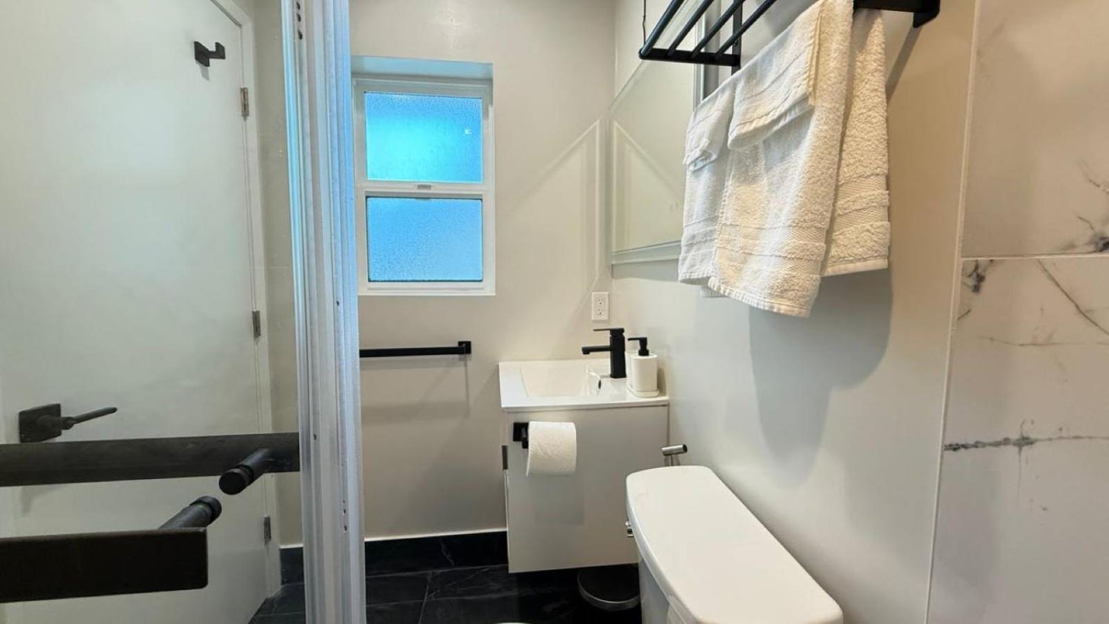 Modern Stylish &cozy Right Unit Apartment