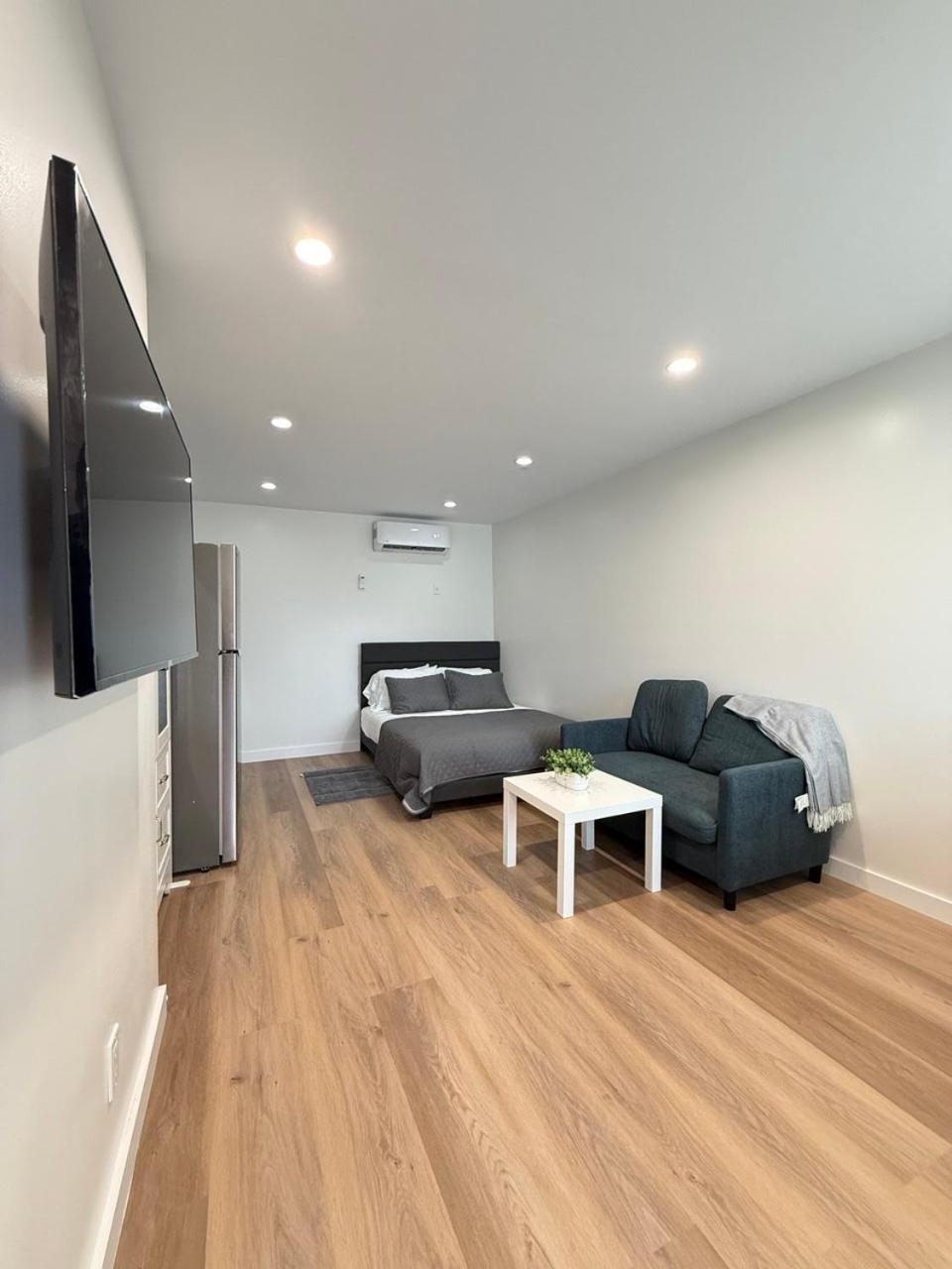 Modern Stylish &cozy Right Unit