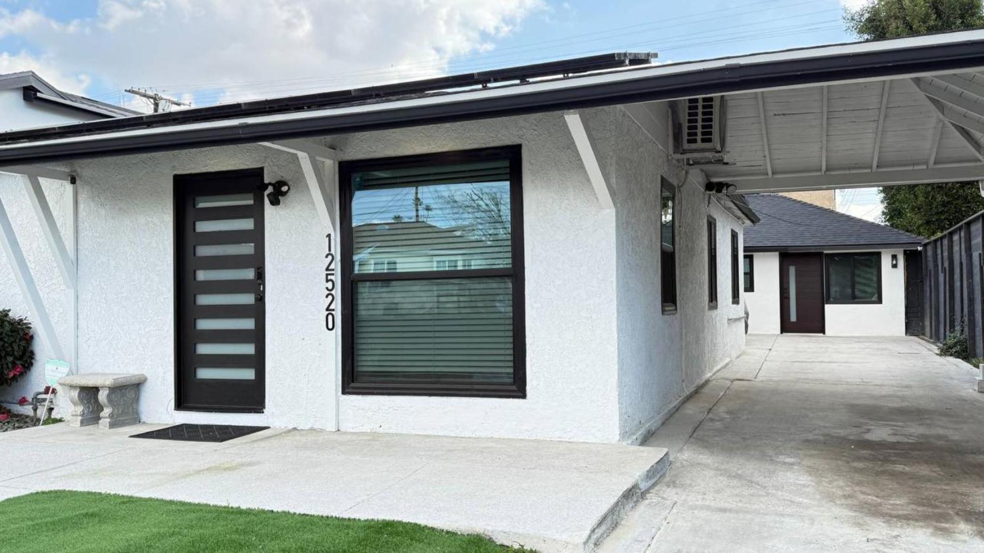 Modern Stylish &cozy Right Unit